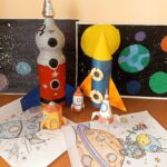 Изображены поделки космических кораблей
